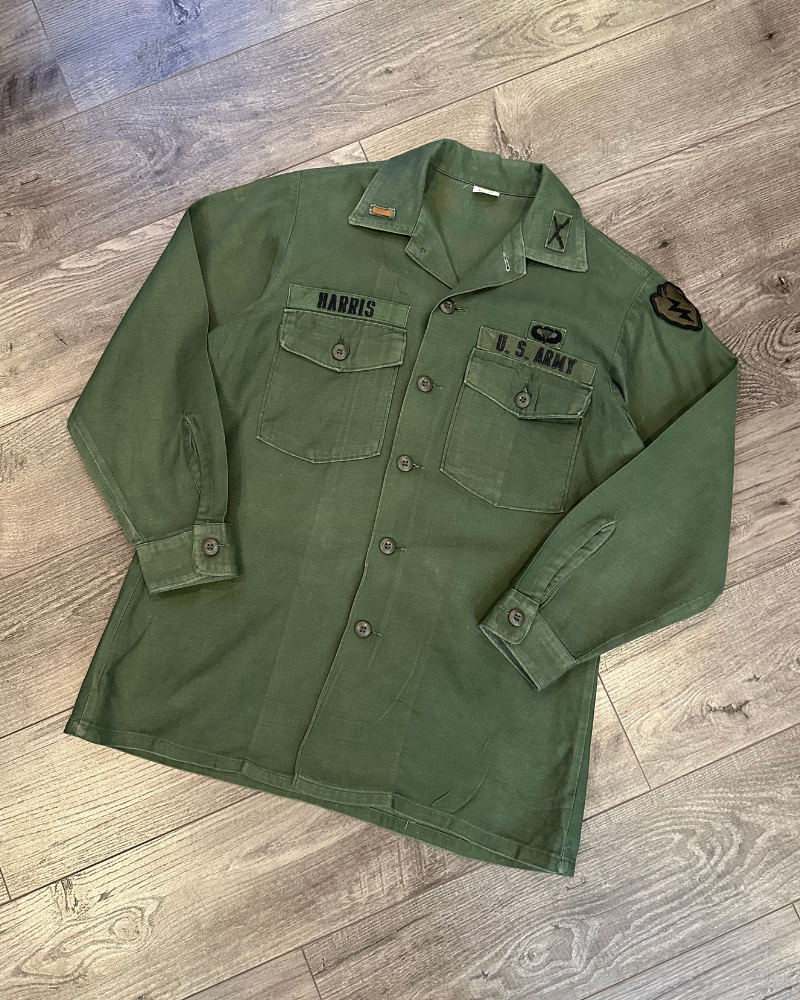 
                  
                    Vintage U.S. Army Second Lieutenant Button Up Shirt - Size L
                  
                