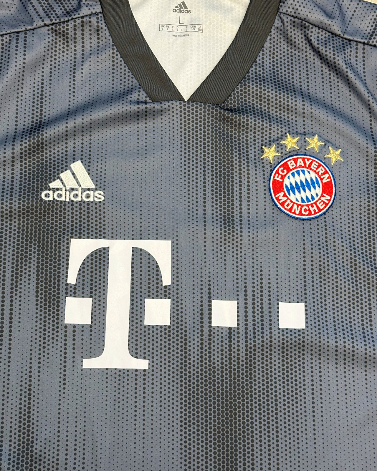 
                  
                    '18 Adidas FC Bayern Munich Soccer Jersey - Size L
                  
                