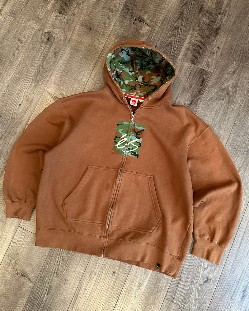 
                  
                    Vintage Y2K Es Skateboarding Zip-Up Hoodie - Size XL
                  
                
