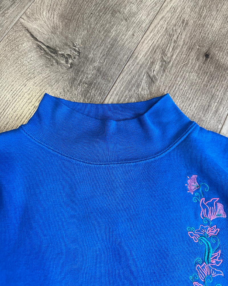 
                  
                    Vintage Flower Embroidery Women's High Neckline Long Sweatshirt - Size L
                  
                